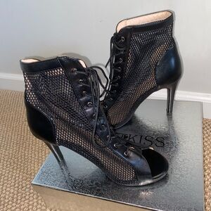 BRRAND NEW. Black fashionable dance heels .